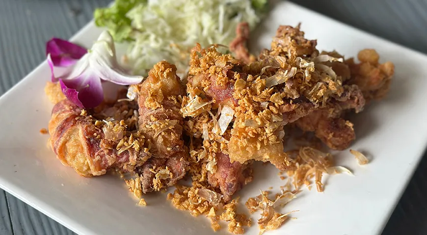 Жареный сушеный кальмар с яйцом и хрустящим чесноком