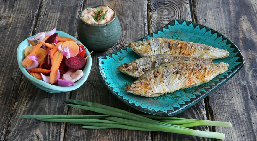 Рецепт жареной пеляди с маринованными овощами и домашним майонезом