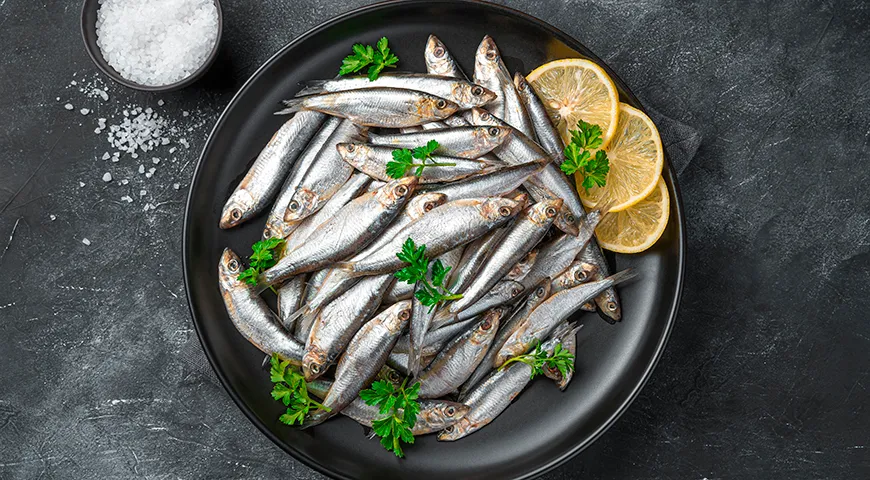 Настоящая европейская сардина (Sardina pilchardus) обладает вытянутым, сжатым с боков телом, серебристым брюшком и характерной темной точкой на жаберной крышке