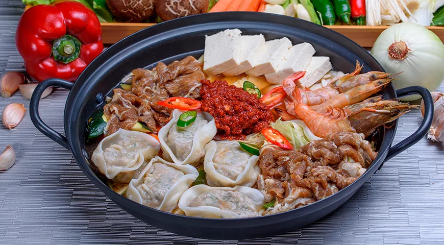 Манду-чонголь — густой корейский суп с пельменями и овощами, который готовят и едят всей семьей из общей кастрюли прямо за столом