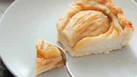 Пирог с карамелизированными грушами и заварным кремом