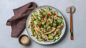 Салат с дамплингами и огурцами