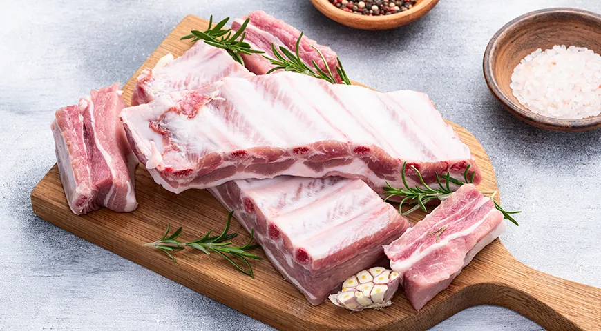 Поверхность свежих свиных ребер — чистая, без плотной сухой корки или слизи