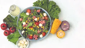 Салат с моцареллой, тунцом, кукурузой и черри