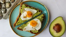 Авокадо-тост с перепелиными яйцами