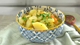 Овощное рагу с кабачками, картошкой и тушёнкой