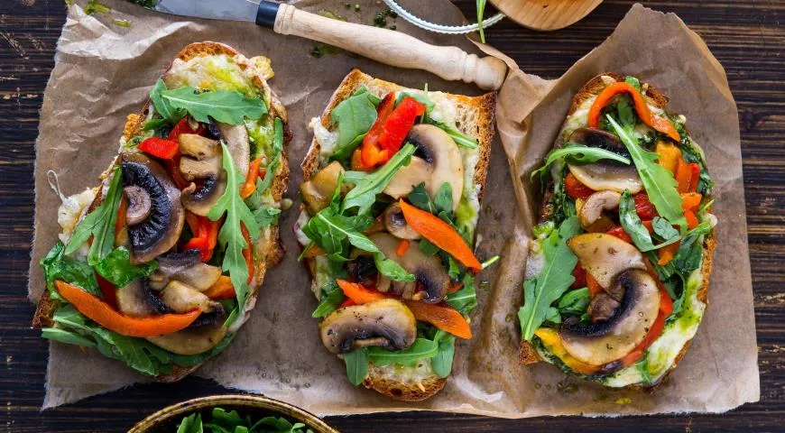 Горячие бутерброды с грибами, перцем и песто