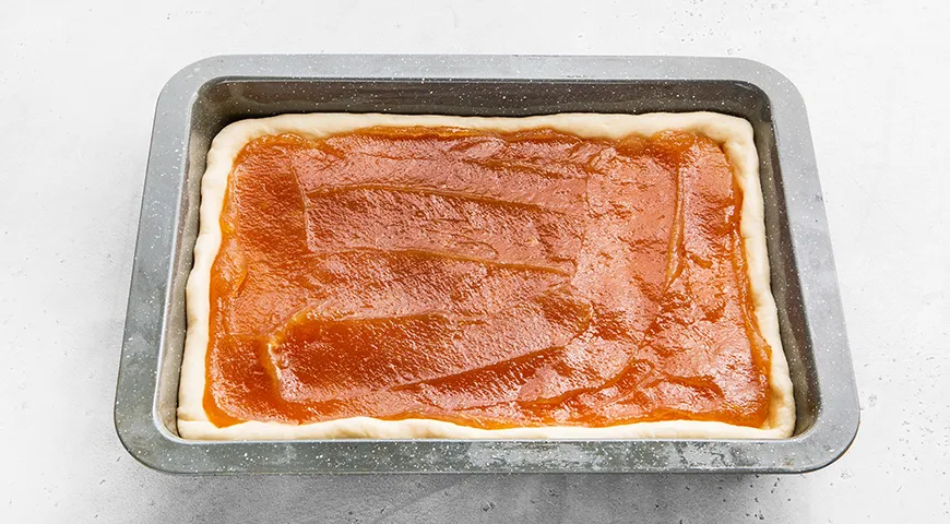 Пирог из дрожжевого теста с повидлом в духовке