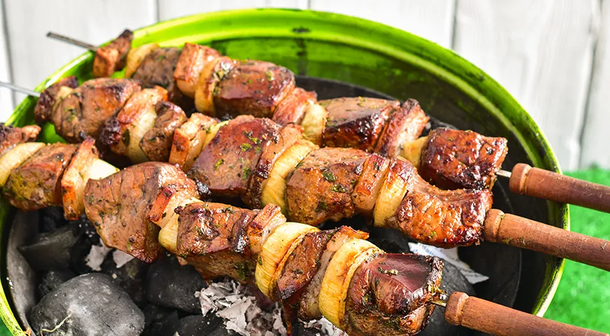 Шашлык из свиной печенки на мангале