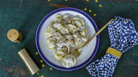 Пельмени с грибным соусом