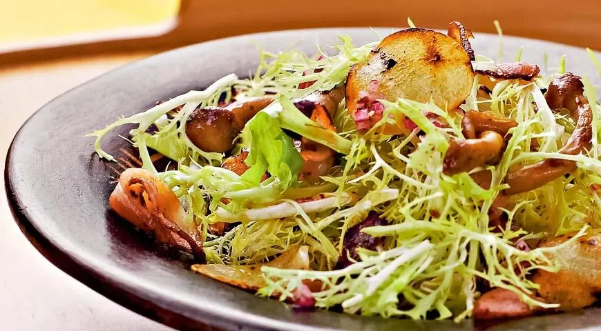 Теплый салат из запеченных лесных грибов и фризе