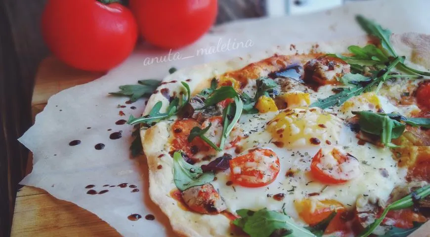Итальянская пицца на быстром тесте с томатами, грибами и яйцом.