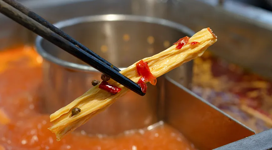 Китайцы окунают размоченную спаржу в пряные маринады или коротко бланшируют в кипящем соусе с чили и чесноком