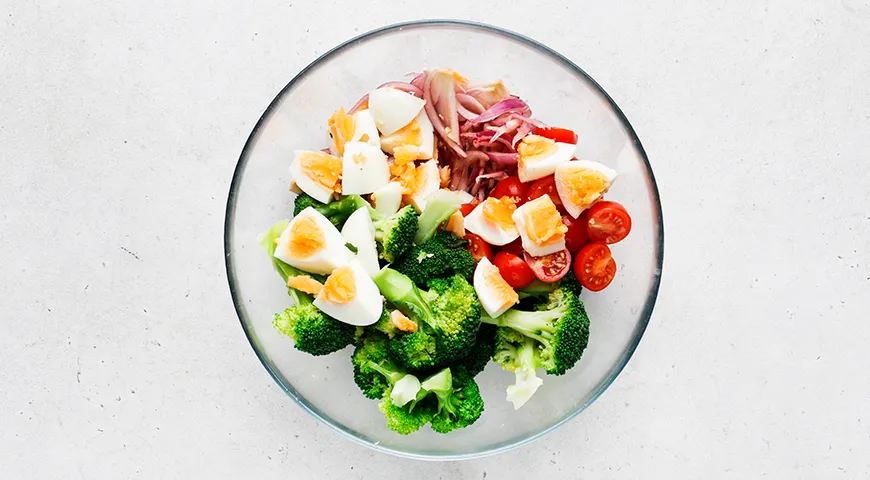 Салат с брокколи, помидорами, яйцами и луком
