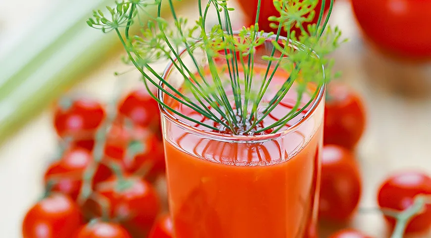 Томатный сок. Сок томат сельдерей. Коктейль из томатного сока. Томатный сок с сельдереем