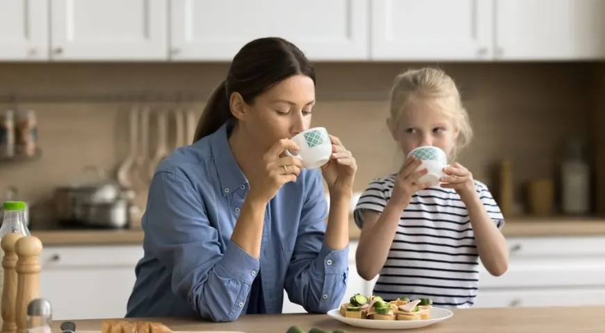 Допустимой считается доза до 3 мг на килограмм веса ребенка, однако важно учитывать суммарную дозу кофеина, который содержится во многих привычных продуктах