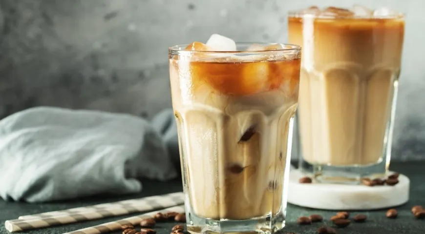 В некоторые виды коктейлей помимо кофе и колы добавляют молоко, взбитые сливки 