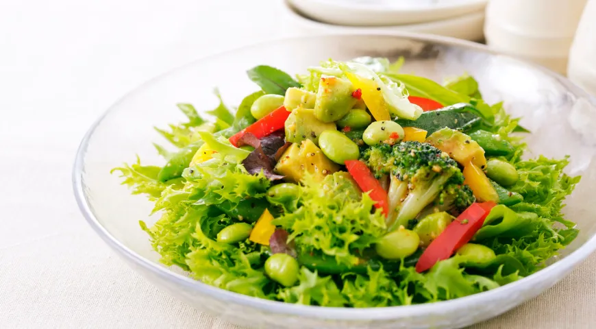 Этот салат полон полезных веществ: белки из бобов, жиры из орехов и масла, и клетчатка из овощей