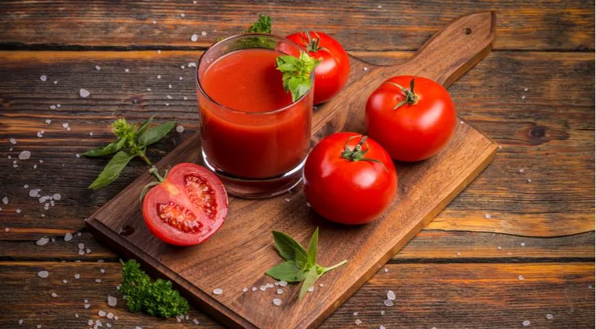 Томатный сок легко готовится дома из помидоров любого сорта