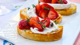 Брускетта с томленой клубникой и взбитым козьим сыром