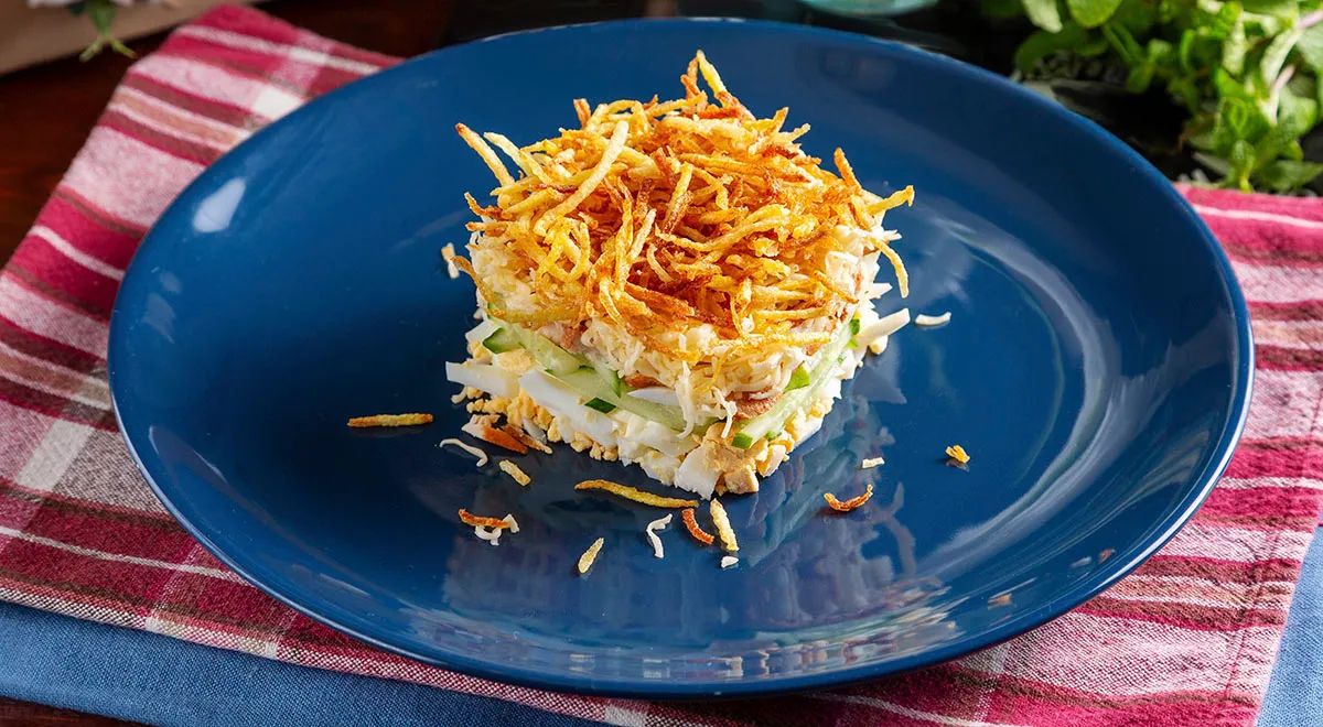 Салат «Гнездо глухаря» со свежими огурцами