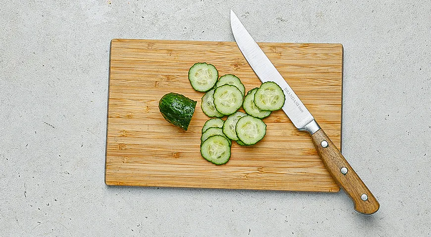 Чафли с хумусом, огурцом и кунжутом