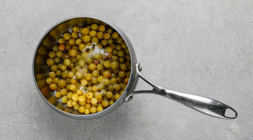 Теплый салат из скумбрии с крыжовником