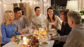 О чем говорить за праздничным столом: идеи новогодних тостов, тем для разговоров и другие полезные советы