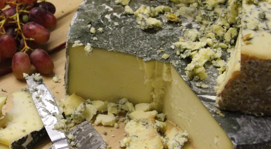 Английский сыр корниш ярг в корочки из листьев черемши