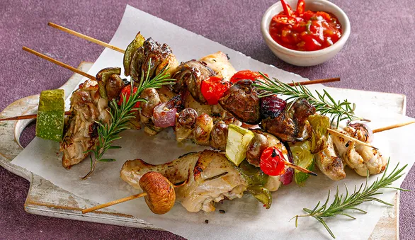 Шашлыки из 3 частей курицы с овощами
