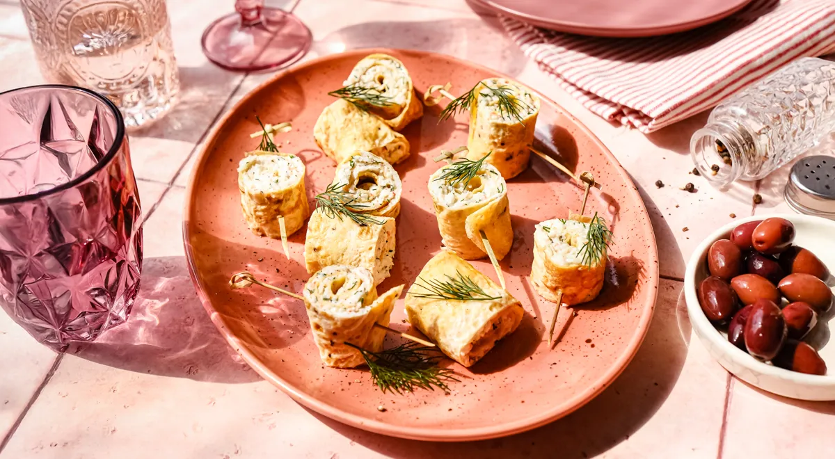 Яичные блинчики с крабовыми палочками и сыром