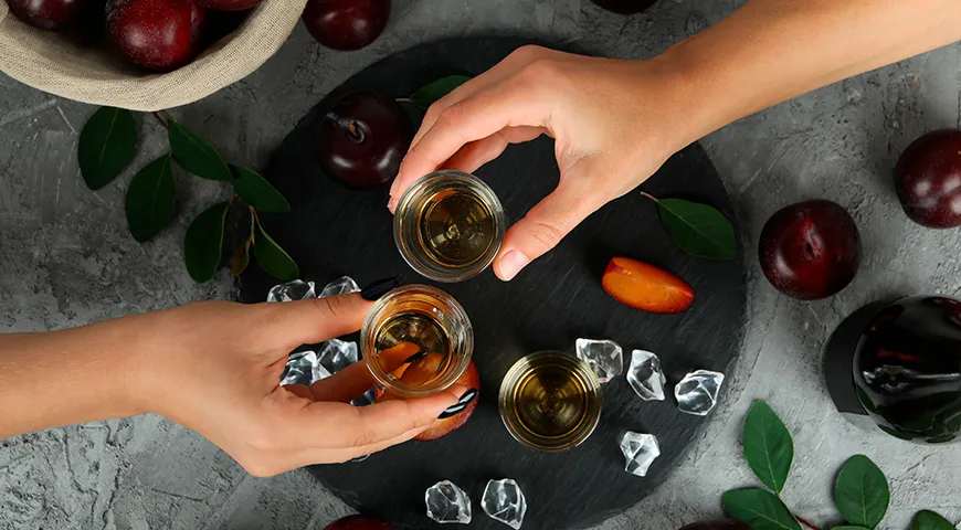 Сливовица относится к высокоградусным алкогольным напиткам, не несущим питательной ценности и не являющимся источником витаминов, микро- или макроэлементов