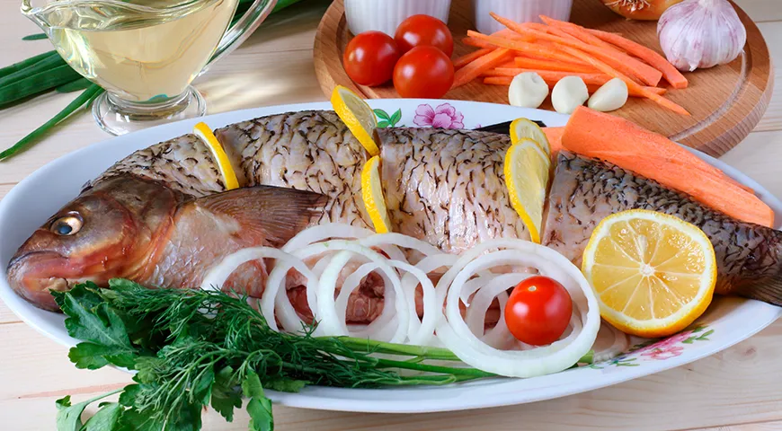 Для запекания тушку язя часто начиняют овощами или крупой, поливают сметаной или сливочным соусом