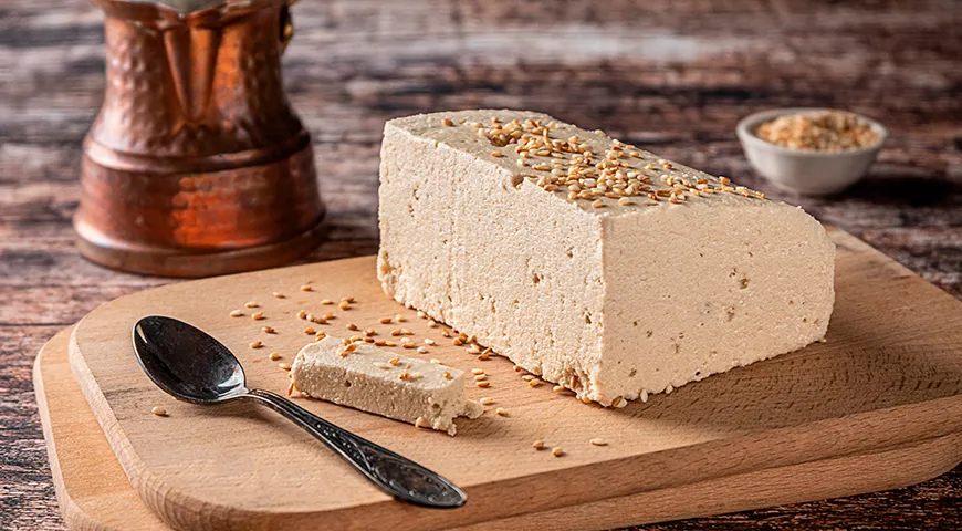 Вкус халвы тахинной насыщенный, ореховый, с приятной горчинкой и маслянистым послевкусием