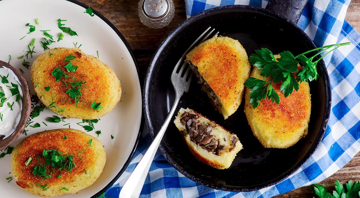 Картофельные зразы с курицей, грибами и сыром