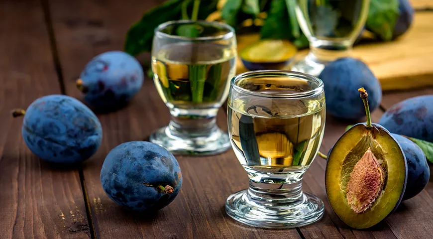 Сливовица (Slivovitz/Šljivovica) — крепкий спиртной напиток, национальный продукт в Сербии, Хорватии, Словакии, Болгарии