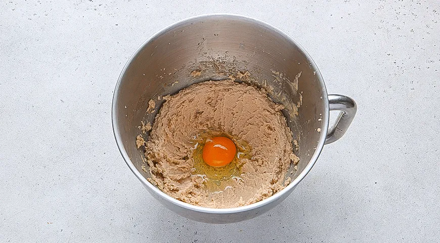 Шоколадная шарлотка со сливами