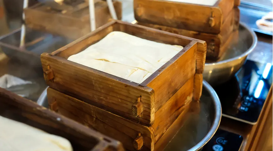 Изготовление сыра тофу, этап формовки