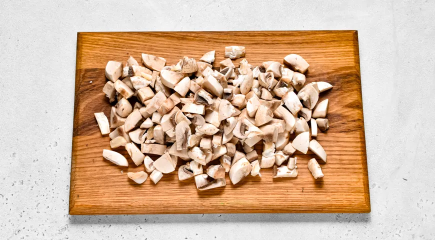 Курица с шампиньонами в сметане на сковороде