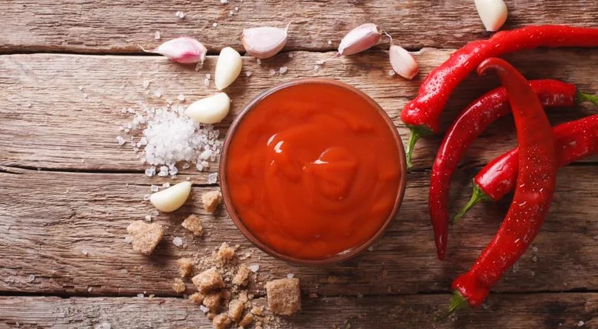 Основа шрирачи — перцы-чили, чеснок и соль