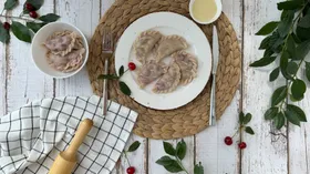 Сочные вареники с вишней и сгущенным молоком