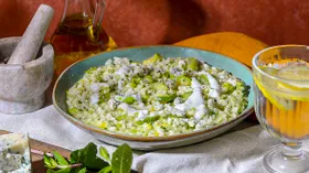 Ризотто с молодыми кабачками, мятным песто и голубым сыром