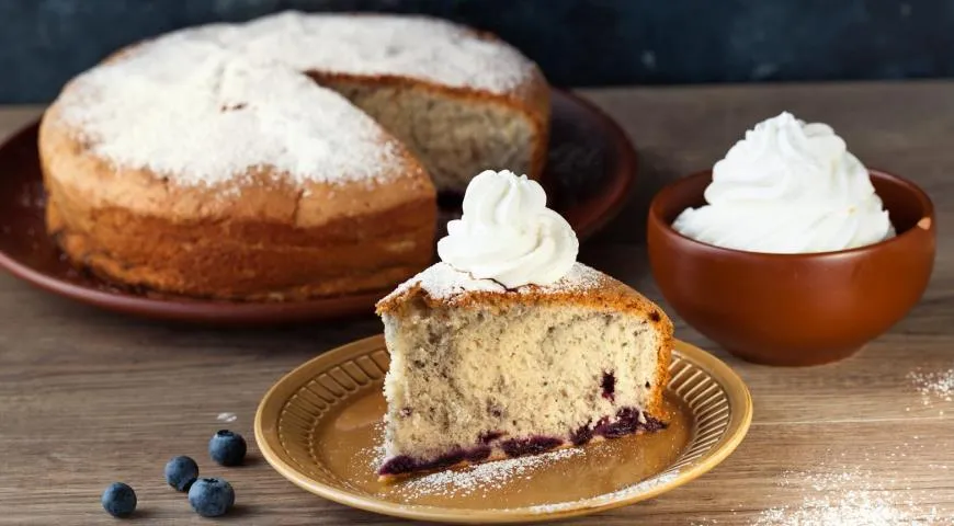 Бисквитный пирог с черникой