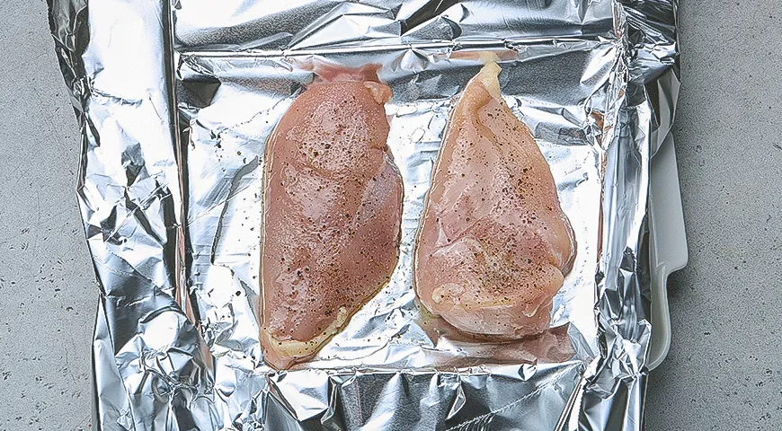 Салат из курицы и киноа с арахисовой заправкой