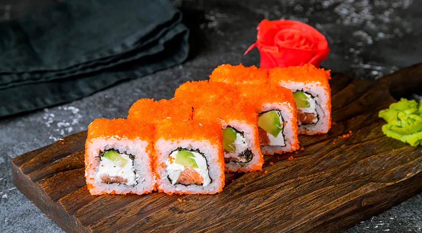 В Японии икру мойвы широко применяют для украшения роллов «Калифорния»