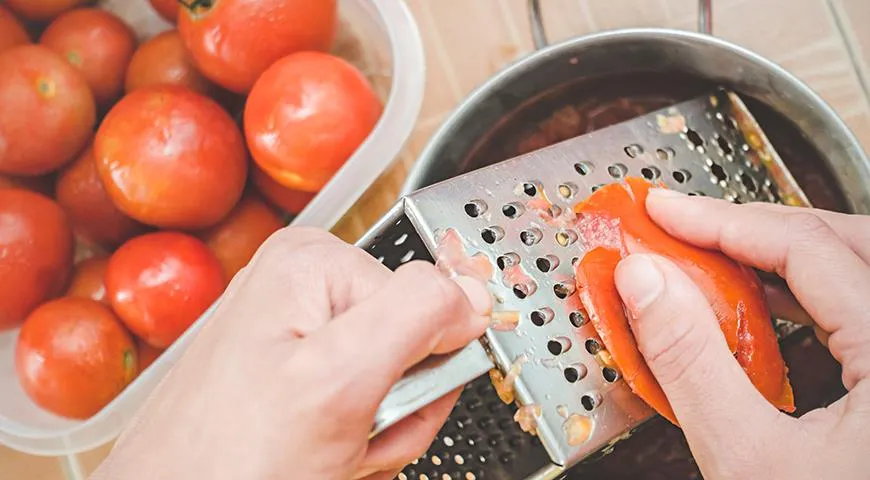 В пастуший пирог лучше добавить протертые помидоры вместо томатной пасты