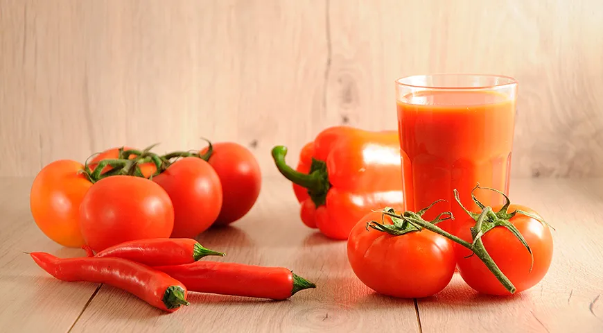Острый томатный сок с перцами на зиму
