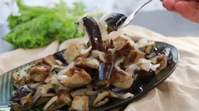 Баклажаны а-ля грибы с маринованным луком