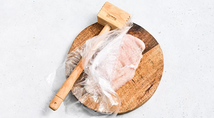 Куриные рулеты с грибами и сыром в сметанном соусе в духовке