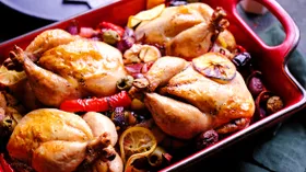 Цыплята-корнишоны с овощами и финиками